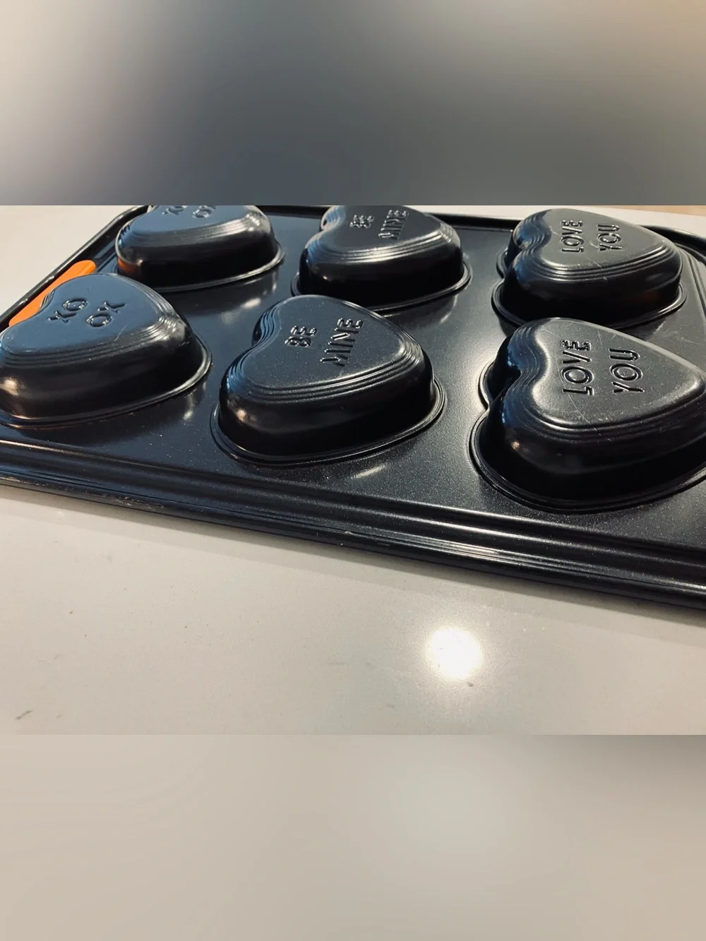 Le Creuset Conversation Heart Baking Tray 6 Cup Nonstick Valentines Bakeware